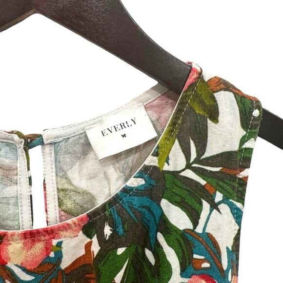 EVERLY Women's Red Green Floral Keyhole Back Ruffle Tank Top Size S - Picture 8 of 9